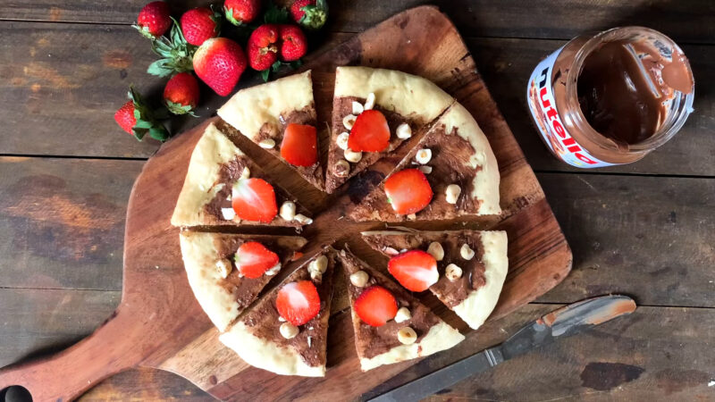 Nutella and Strawberries pizza - sweet pizza ideas